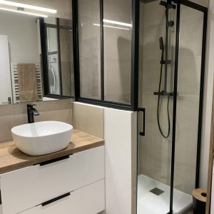 Salle de bain rénovée avec verrière noire et douche