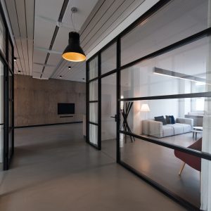 Bureau aménagé en open space avec verrière