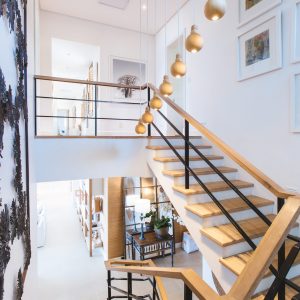 Montée d'escalier voir et métal dans villa design
