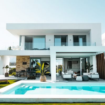 villa moderne blanche avec piscine
